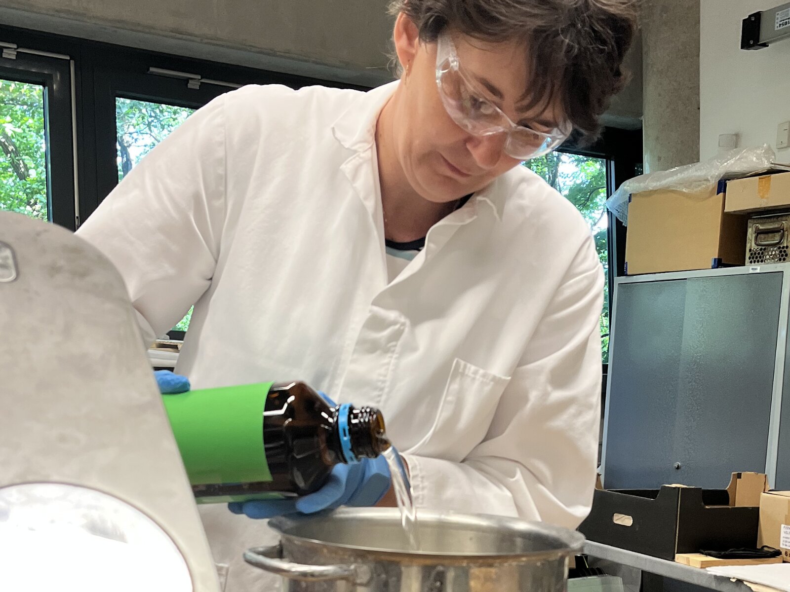 Ruce řemeslníka tvarují materiál Glassticine v dílně