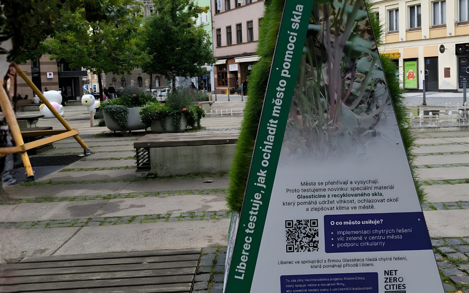 Zelená fasáda budovy s panely z materiálu Glassticine — ukázka využití v architektuře