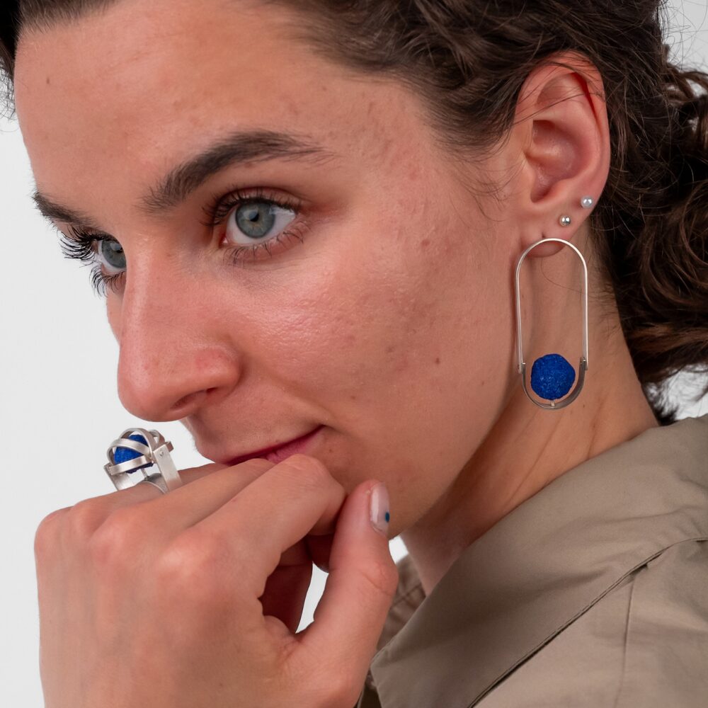 Detail autorského objektu z Glassticine — porézní textura a barevné odstíny